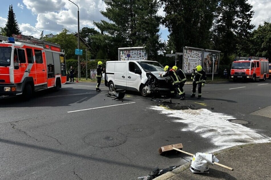 Einsatzkräfte der Feuerwehr räumten die Straße wieder frei.
