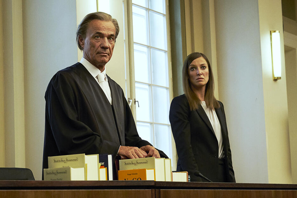 Strafverteidiger-Ass Richard Mattinger (l., Heiner Lauterbach) mit seiner Mandantin Johanna Meyer (M., Alexandra Maria Lara) im Gerichtssaal.