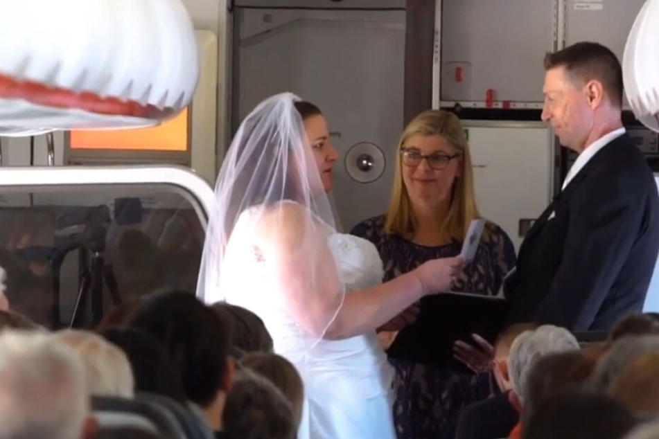 Die Liebe zur Luftfahrt führte Cathy Rolfe und David Vaillant zusammen. In über 10.000 Metern Höhe gaben sie sich das Ja-Wort.