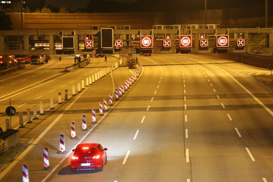 Ein Auto wartet vor dem gesperrten Elbtunnel in Hamburg. (Archivbild)
