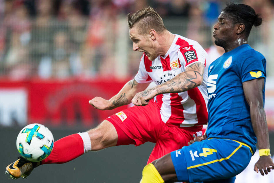 Joseph Baffo (r.) im Duell mit Union-Sturmtank Sebastian Polter.