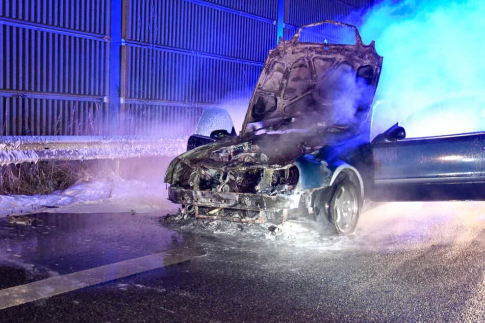 Die Polizei konnte die Flammen mit Löschschaum ersticken.