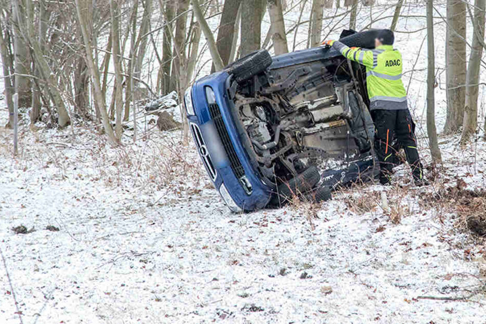 Das Auto blieb auf der Beifahrerseite liegen.