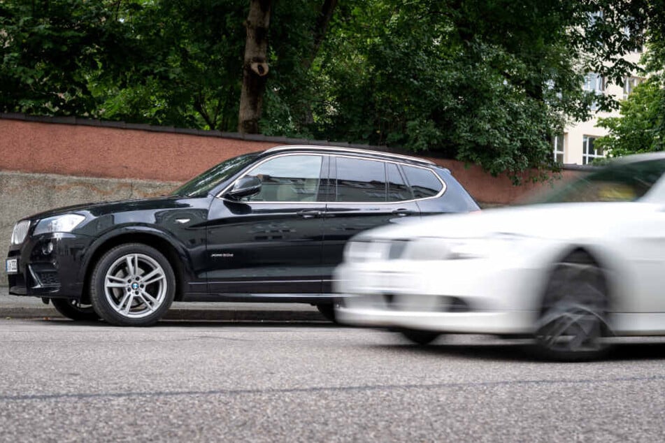 Der Mann suchte seinen geparkten SUV am Straßenrand. (Symbolbild)