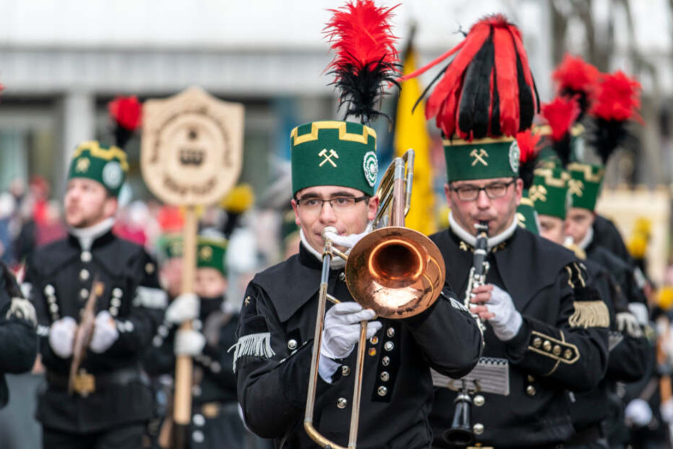 Das Steigerlied wird gern bei Bergparaden, wie hier am Samstag in Chemnitz, gespielt.