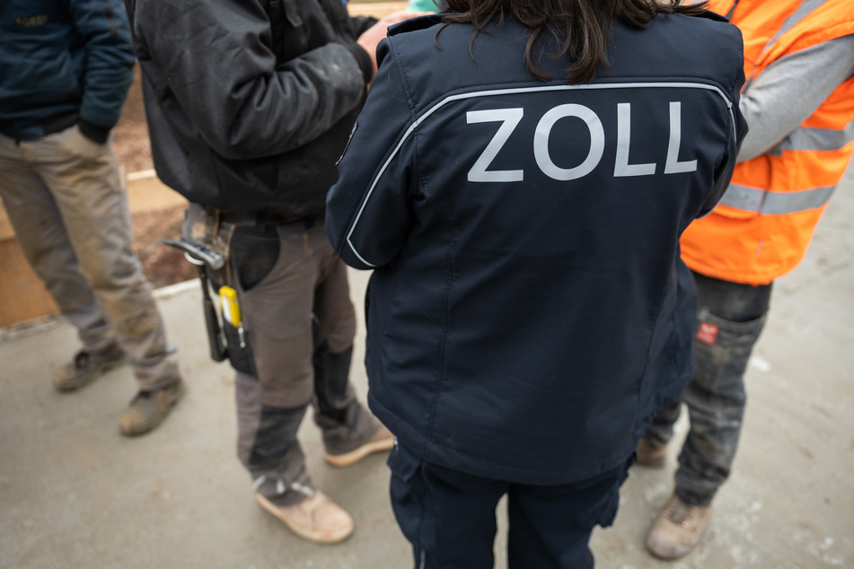 Mitarbeiter des Zolls führten am Dienstag eine bundesweite Schwerpunkt-Kontrolle auf Baustellen aus, unter anderem auch in Sachsen-Anhalt.