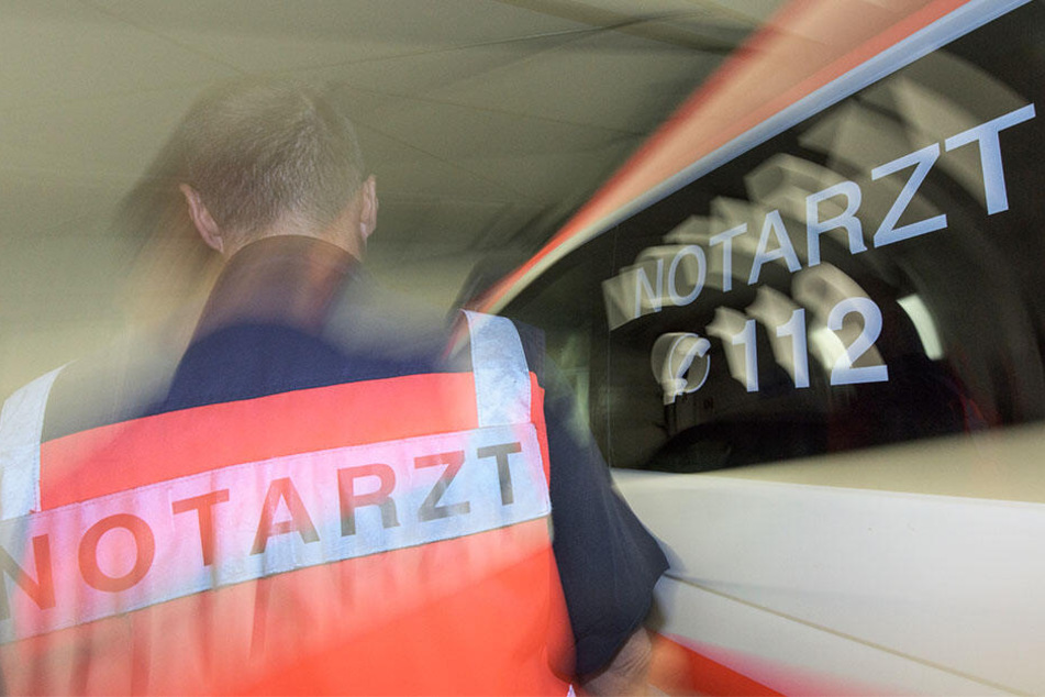 Blutüberströmt wurde der Mann in ein Krankenhaus eingeliefert. (Symbolbild)