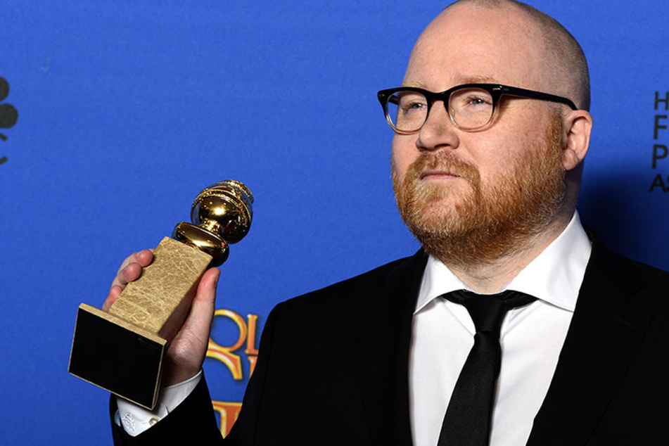 Der isländische Komponist Johann Johannsson zeigt bei der 2015er Golden Globe-Verleihung seine Auszeichnung in Los Angeles.