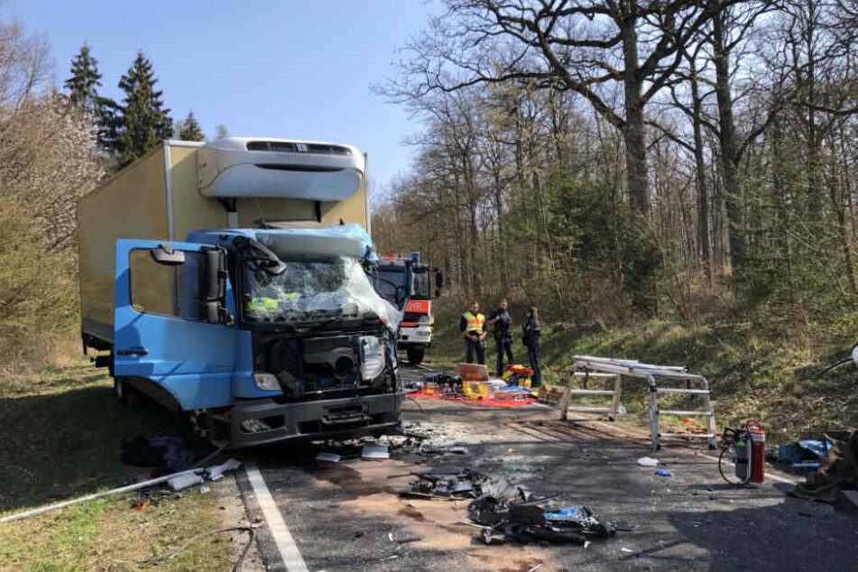 Schwer verletzt wurde der Fahrer des 16-Tonners in ein nahes Krankenhaus transportiert.