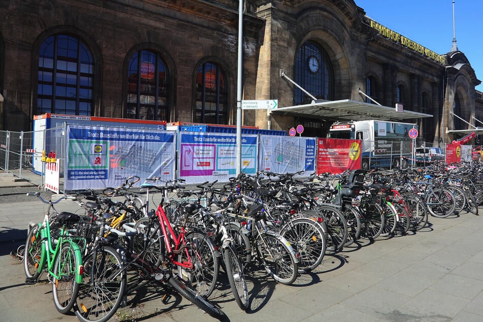 Dresden: Erste Vorbereitungen fürs Fahrradparkhaus: Bahnhofsvorplatz wird geräumt