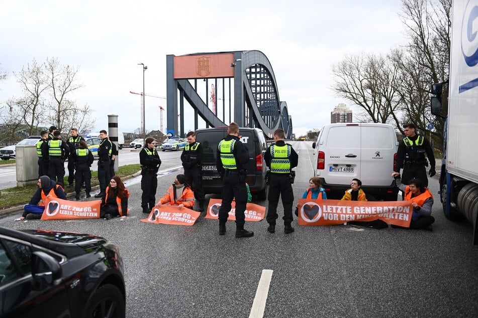 Die Blockade der Elbbrücken am vergangenen Sonnabend führte zunächst zu 10 Tage Gewahrsam für zwei Aktivisten. Das Landgericht Hamburg hob die Haft am Mittwoch mit sofortiger Wirkung auf.