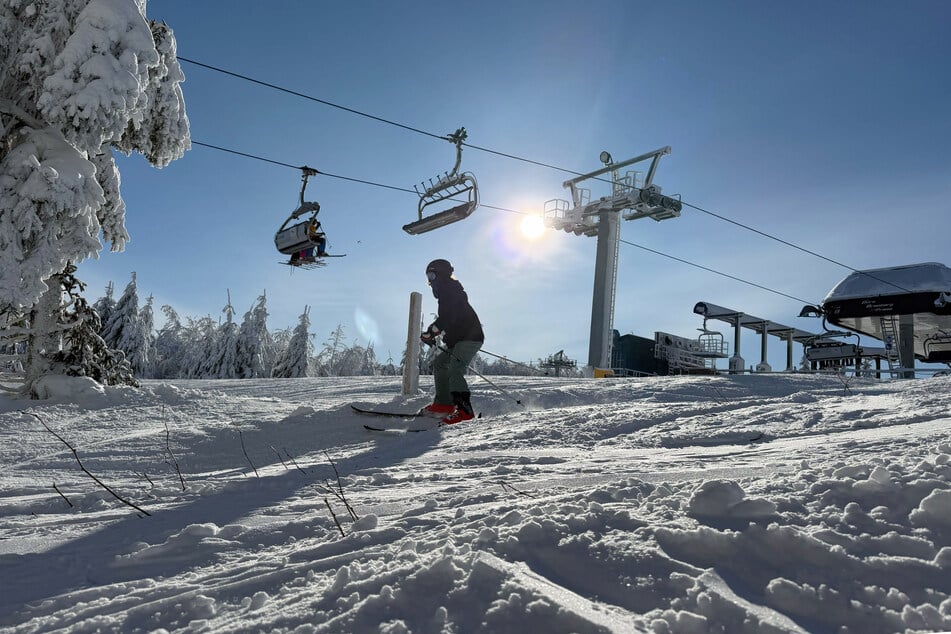 Die meisten Lifte drehen sich in und um Winterberg und Willingen, außerdem gibt es Skigebiete bei Schmallenberg und Olpe.