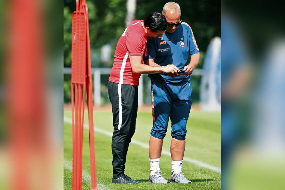 Coach Daniel Meyer (l.) und Boss Helge Leonhardt hoffen, dass ihr FEC Aue heute in Bielefeld den nächsten Sieg einfährt.