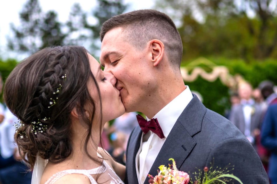 Justus Strelow (27) küsst seine Elisa und darf sie jetzt als seine Frau vorstellen.