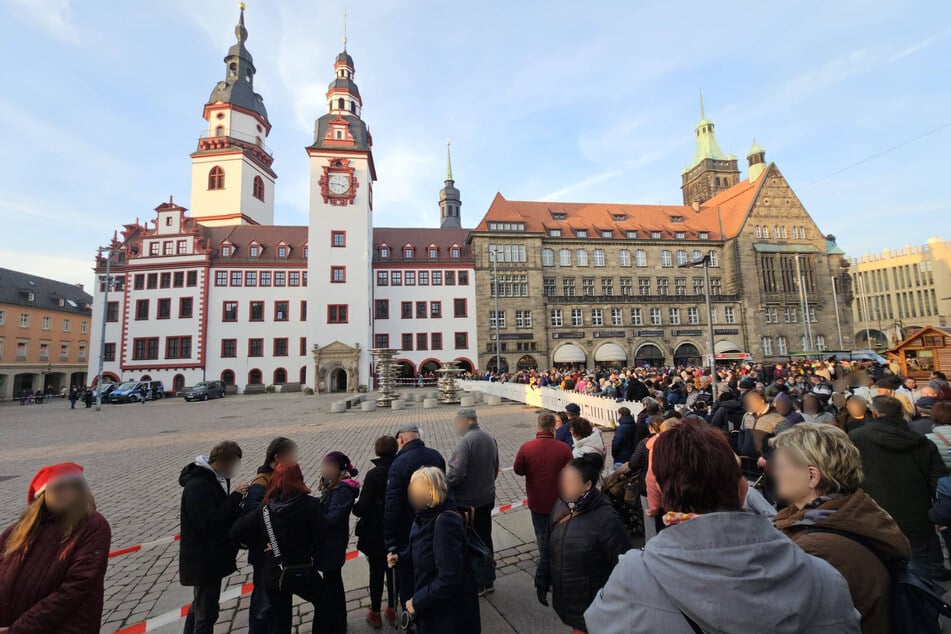 Zahlreiche Chemnitzer verfolgten die Ankunft des Weihnachtsbaumes.