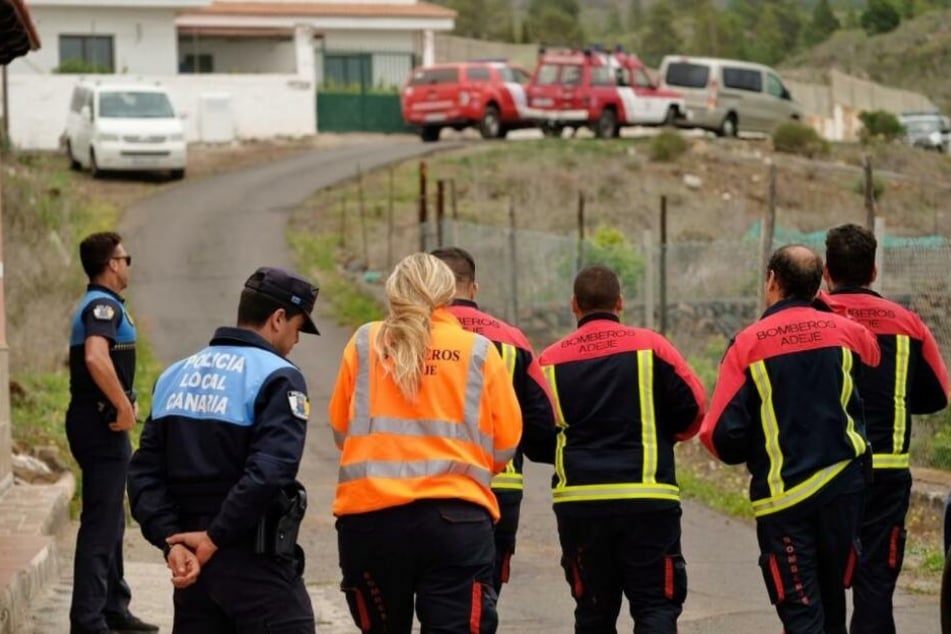 Polizisten und Feuerwehrleute suchten nach der Deutschen und ihrem zehn Jahre alten Sohn. Beide Vermissten wurden in der Höhle nahe der Gemeinde Adeje tot gefunden.