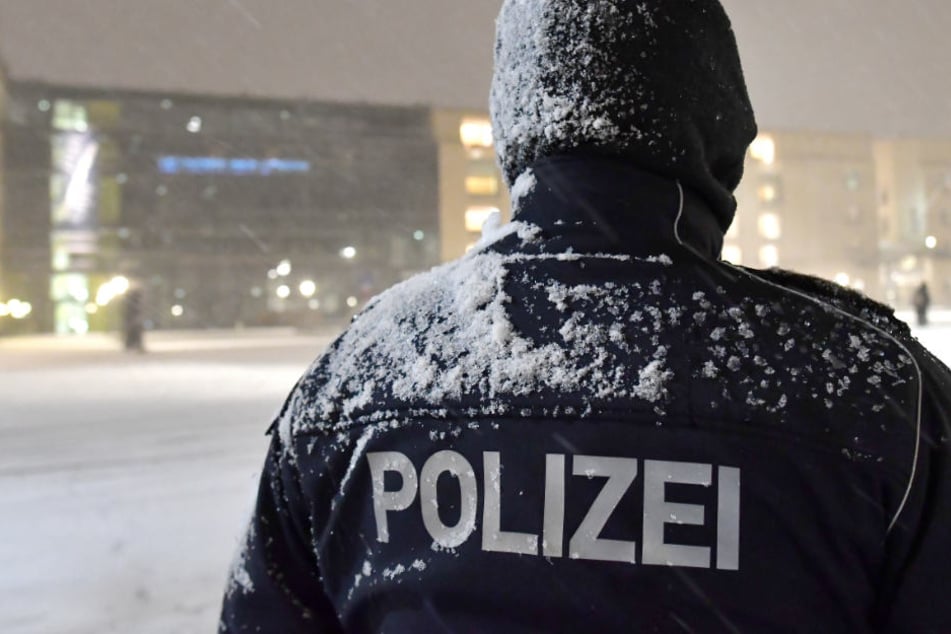 Der Objektschutz steht permanent im Freien und muss zusehen, das er nicht friert. (Symbolbild)
