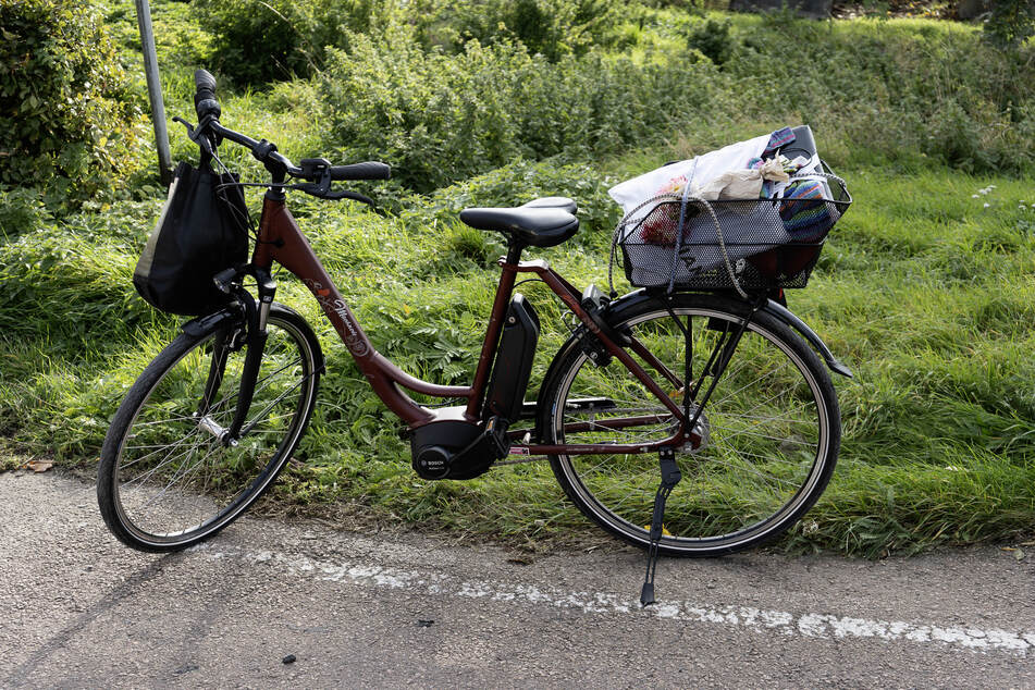 Eine Radlerin ist dabei mit einem VW kollidiert. Die Hintergründe des Unfalls waren zunächst noch unklar.