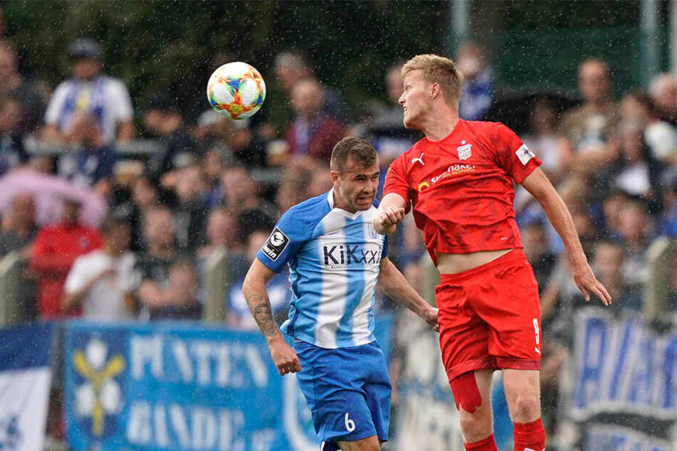 Gerrit Wegkamp (r.) springt höher als Meppens Marco Komenda und gewinnt auch dieses Kopfballduell.