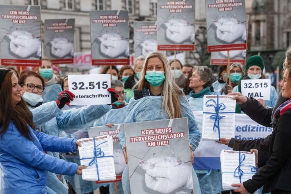 Aktivisten der AG Hamburg des Vereins Ärzte gegen Tierversuche demonstrieren gegen ein geplantes Tierversuchslabor am UKE.