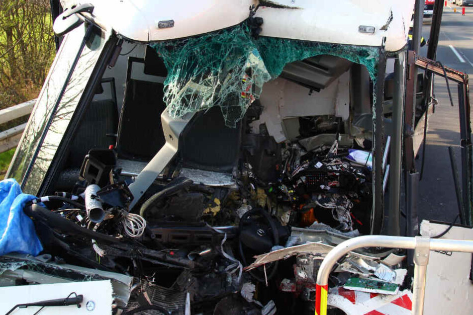 Beinahe ungebremst war der Müllwagen auf den LKW geprallt.