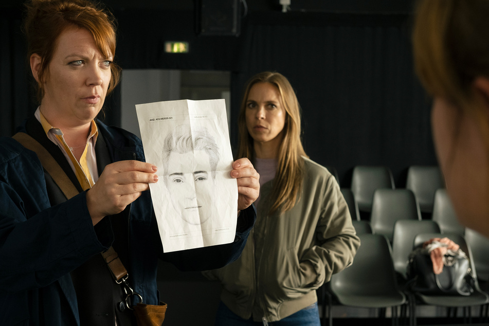 Melly Böwe (Lina Beckmann, 41, l.) und Katrin König (Anneke Kim Sarnau, 50, r.) suchen mit einem Phantombild nach dem wichtigsten Zeugen.