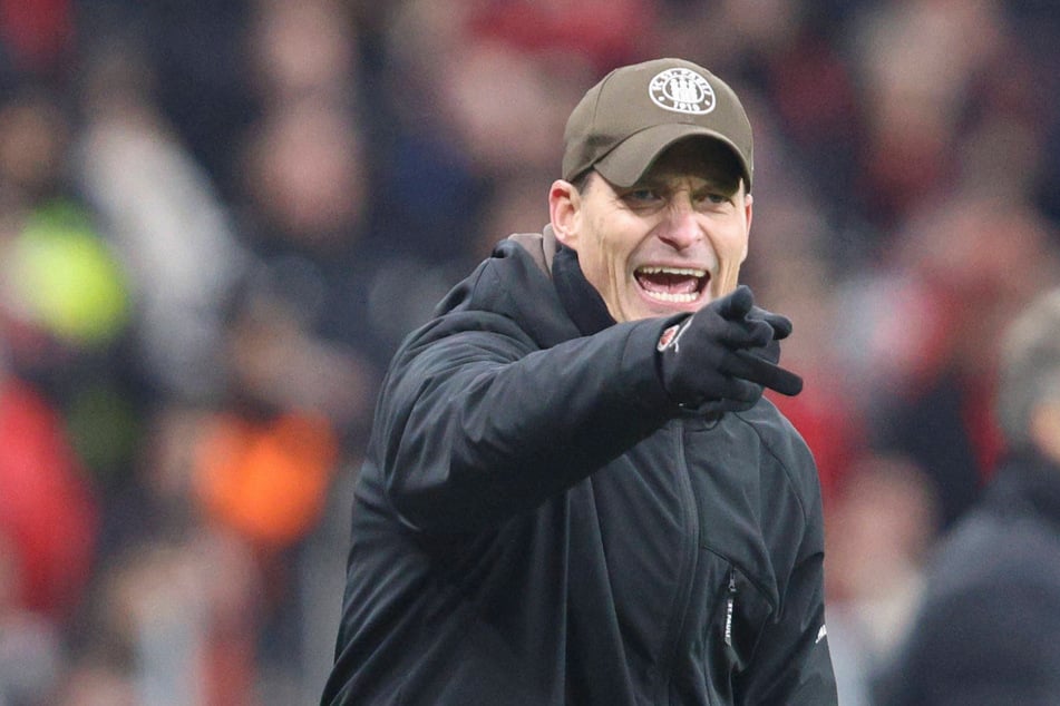 St. Paulis Trainer Alexander Blessin (52) sah eine starke erste Hälfte seiner Mannschaft, ärgerte sich aber über die zu einfachen Gegentore.