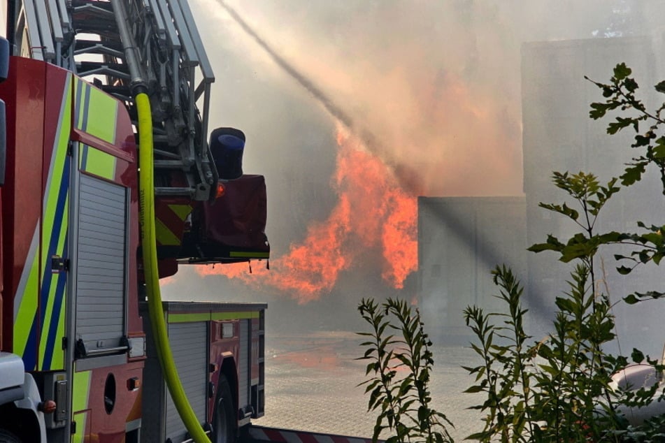 Die Feuerwehr kämpft momentan gegen die Flammen - eine schwarze Rauchwolke war kilometerweit zu sehen.