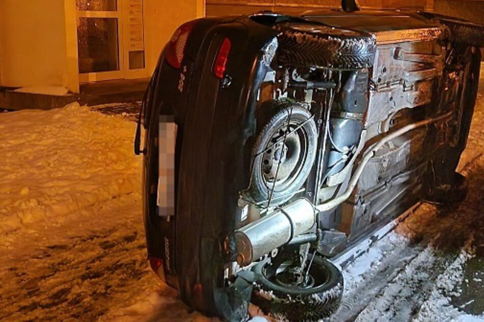 Nächtliche Randalierer kippen mehrere Autos auf die Seite