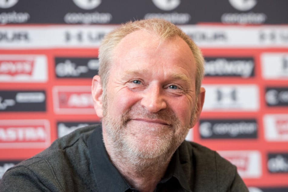 St. Paulis Sportchef Uwe Stöver hat nach seiner Vertragsverlängerung gut lachen.