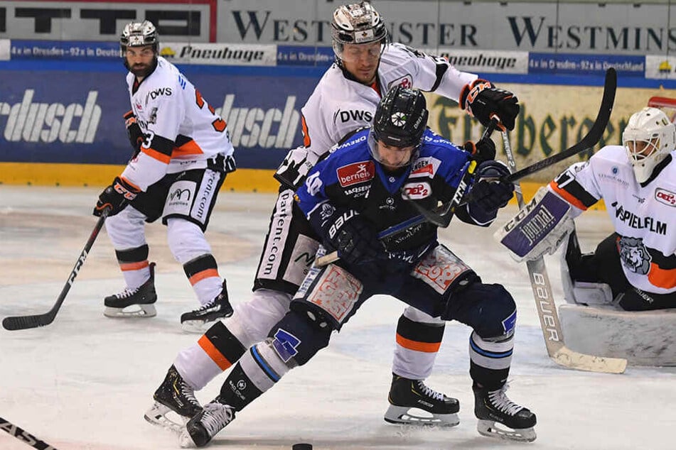 Eislöwe Nick Huard behauptet den Puck gegen Frankfurts Maximilian Faber.