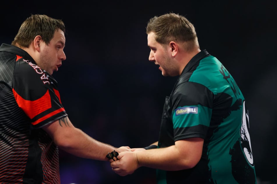 Fairer Handshake zwischen den beiden Konkurrenten Kevin Münch (re.) und Adrian Lewis (re.).