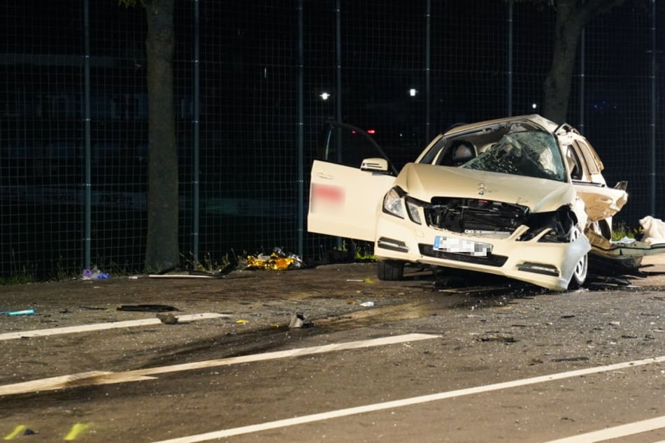 Taxifahrer stirbt beim Abbiegen, zwei weitere Personen schwer verletzt in Klinik