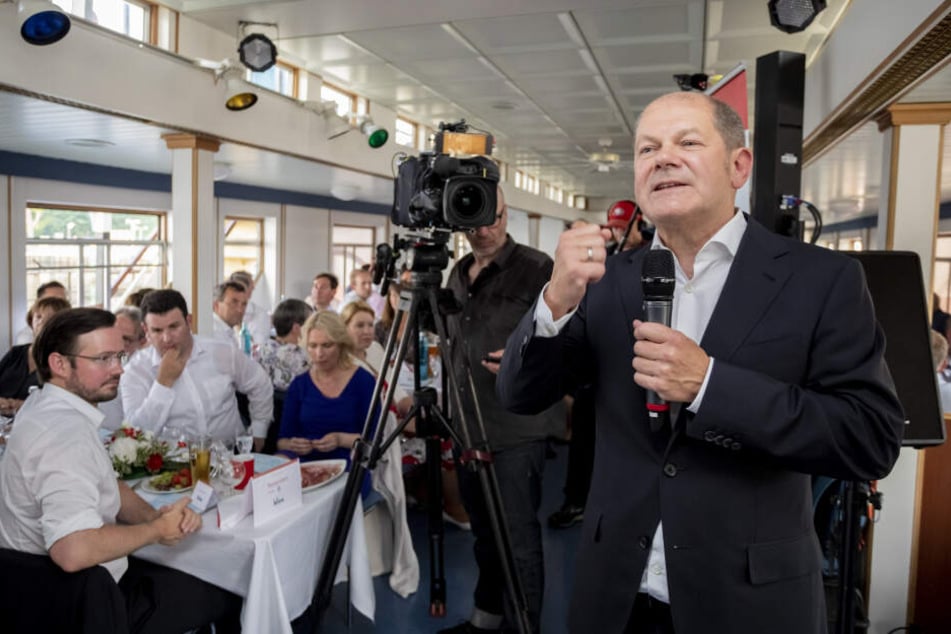 Finanzminister Olaf Scholz, hier zu sehen bei einer Spargelfahrt auf dem Wannsee, sieht immer noch Chancen für die SPD.