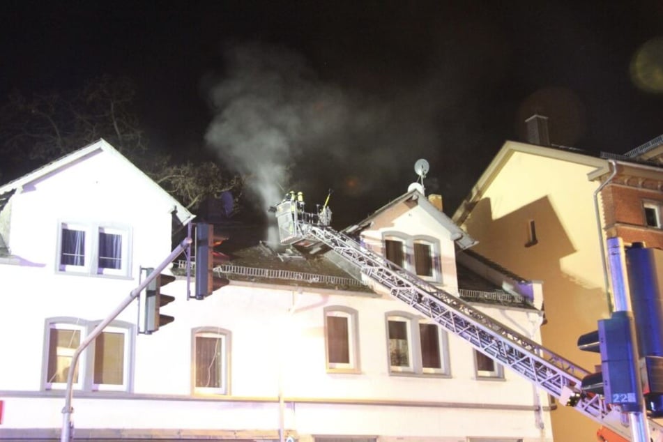 Die Feuerwehr löschte mit einer Drehleiter.