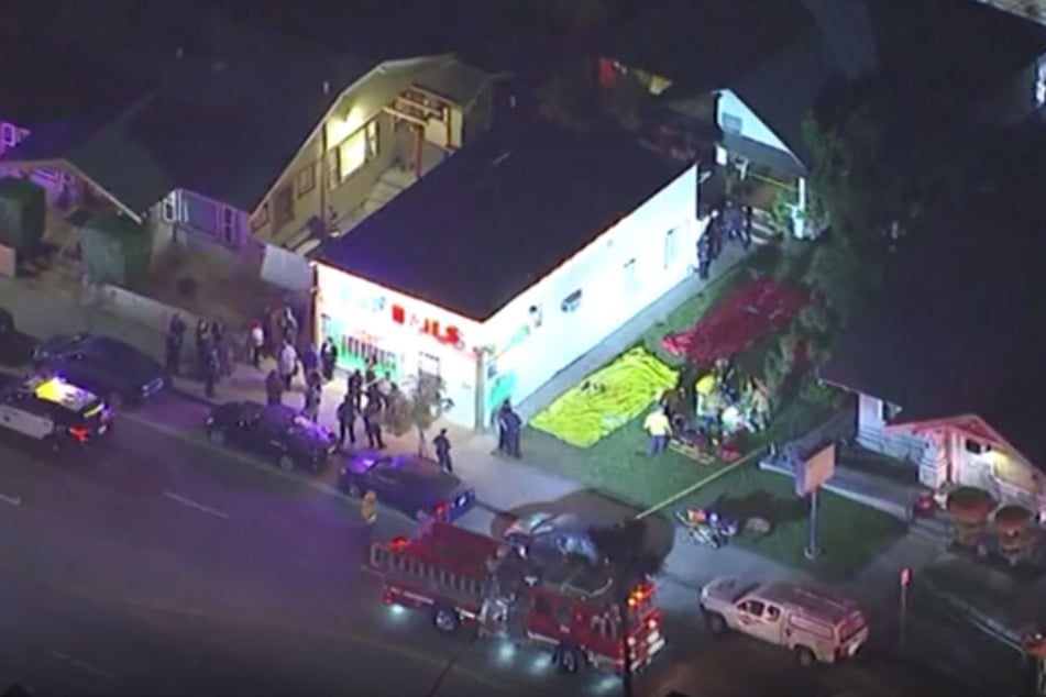 Dieses Videostandbild zeigt Einsatzkräfte der Feuerwehr und Polizei, die vor dem Tatort stehen, den Polizisten kurz zuvor weitläufig abgesperrt hatten.