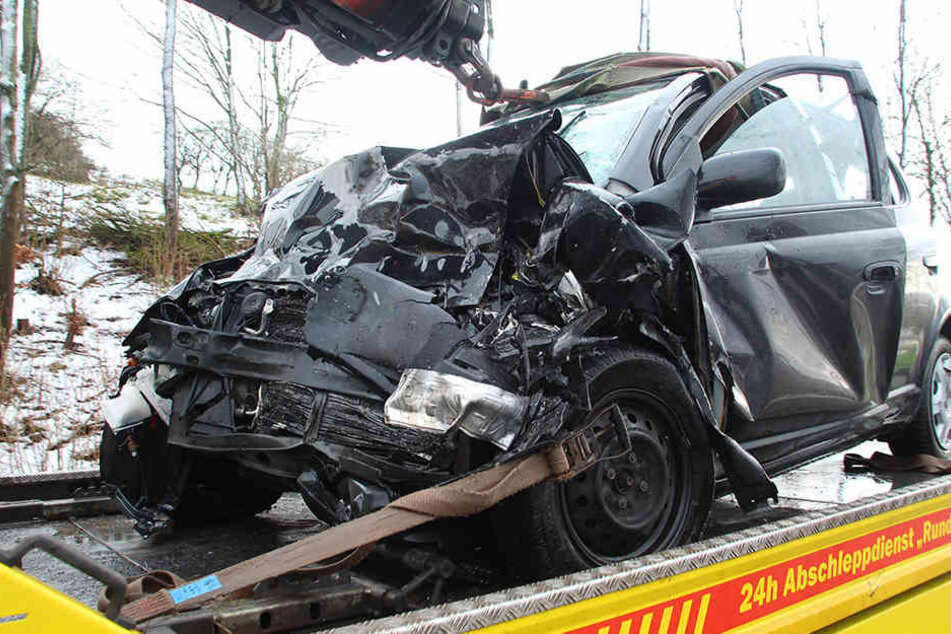 Die Feuerwehr musste den 28-jährigen Fahrer aus dem Wrack retten.