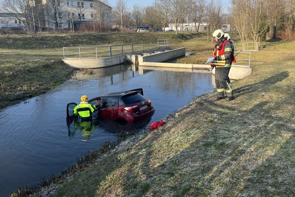 Der Toyota landete im Kanal.