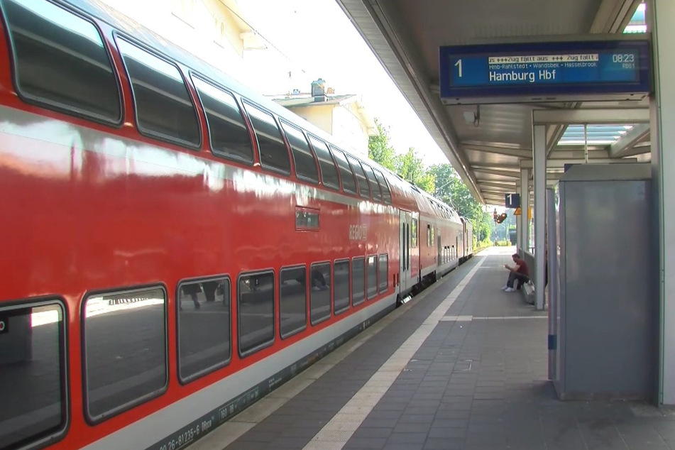 Ein Regionalzug im Bahnhof Hamburg-Rahlstedt. Der Bahnhof wird im Zuge des Baus der neuen S4 für bis zu zwei Jahre gesperrt. Das teilte die Bahn jetzt mit. (Archivbild)