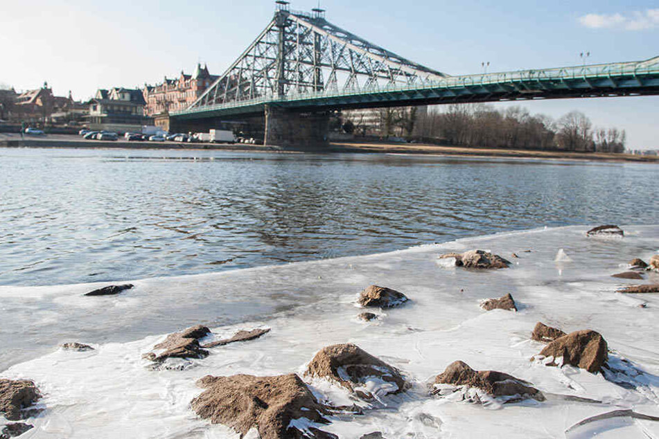 Minusgrade bei sonnigem Wetter an der Elbe in der Nähe vom Blauen Wunder in Dresden.