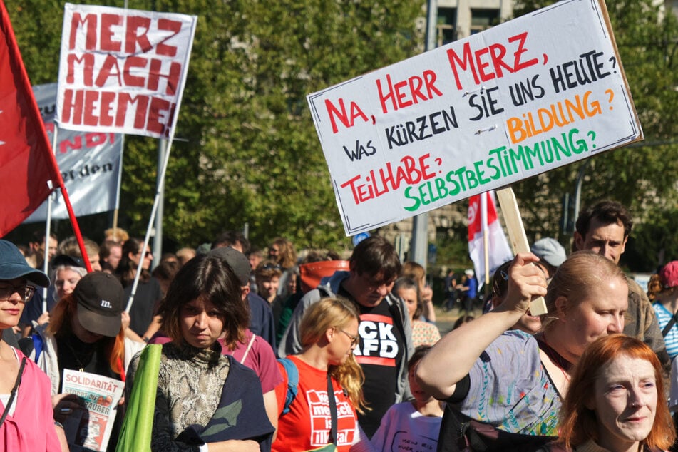Leipzig: Proteste gegen Kanzler und Kürzungspläne: Tausende demonstrieren in Leipzig