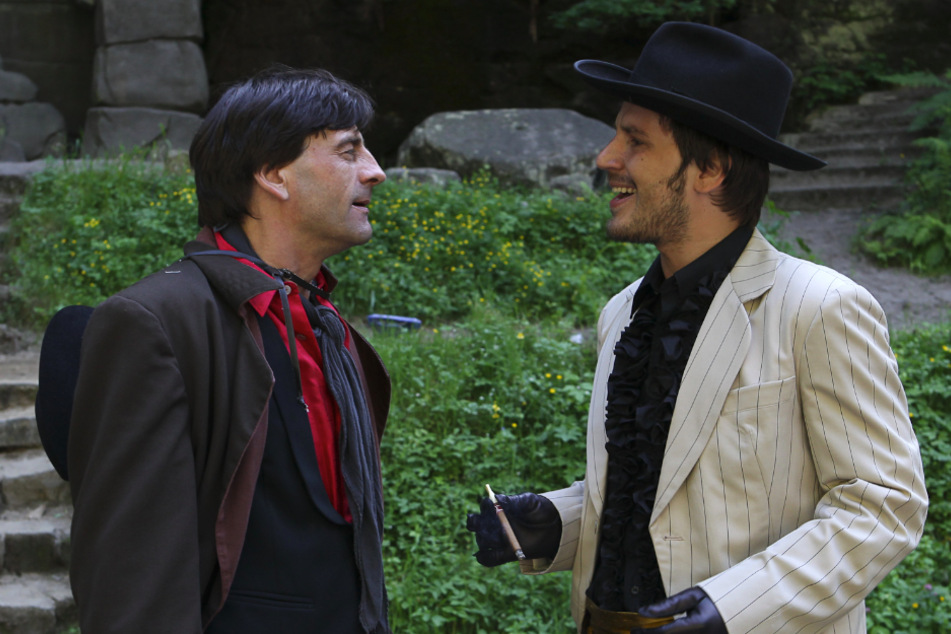 René Geisler (r.) als Ölprinz mit Buttler, Halbbruder des Ölprinz (Matthias Henkel).