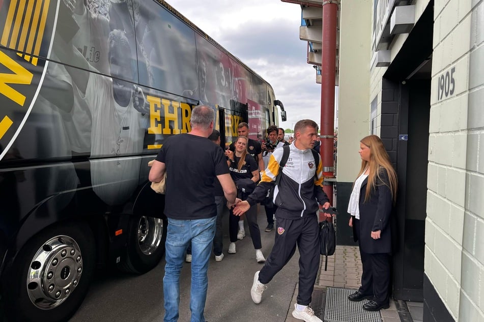Niklas Hauptmann und Co. sind am Stadion eingetroffen.