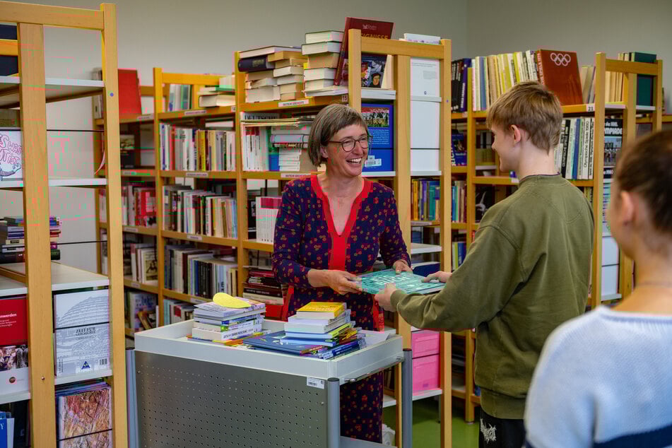 Die Direktorin der städtischen Bibliotheken Marit Kunis (50) freute sich am Donnerstag mit den Sportschülern über die neuen Bücher.