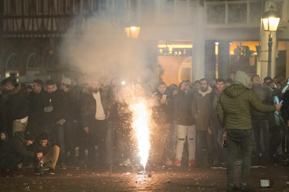 Menschen feiern in der Frankfurter Innenstadt Silvester.