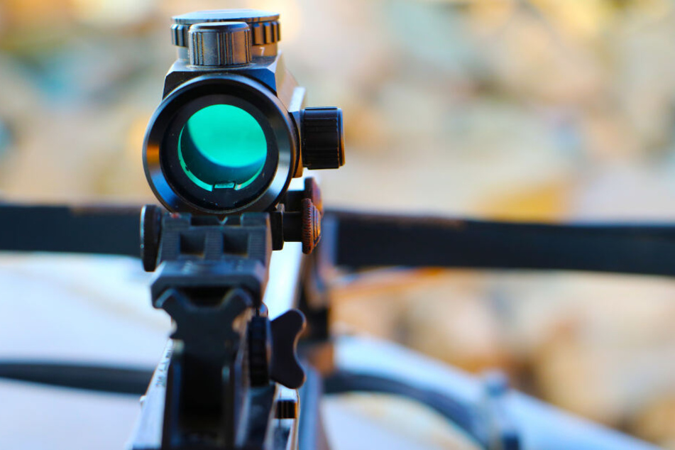 Der 30-Jährige bedrohte die Polizei mit einer Armbrust. (Symbolbild)