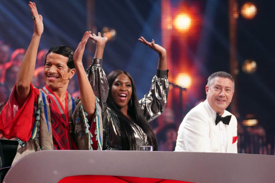 Gewohnt kritisch nimmt die Jury bestehend aus Jorge González (l.), Motsi Mabuse und Joachim Llambi die Darbietungen unter die Lupe.