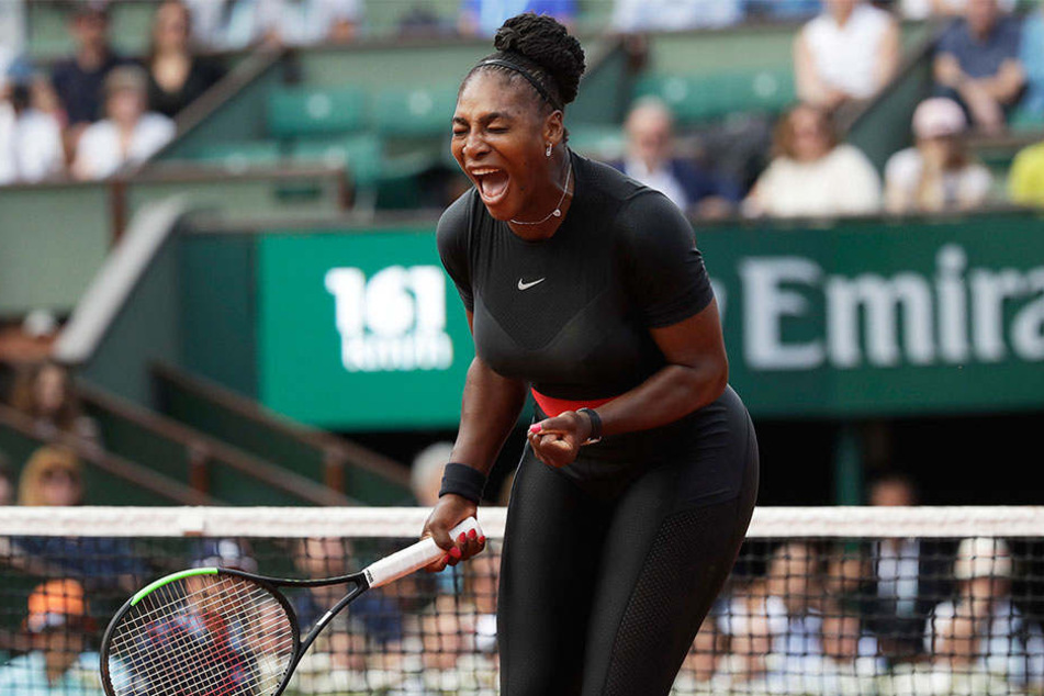 Raus mit der Freude! Serena Williams (36) glücklich über ihren Erstrunden-Erfolg.