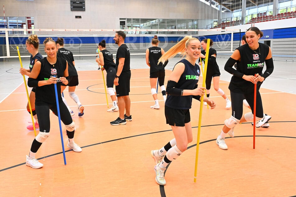 VCO-Talent Helena Leicht (17, 2.v.r..) mischte gestern beim Trainingsauftakt der DSC-Girls mit.