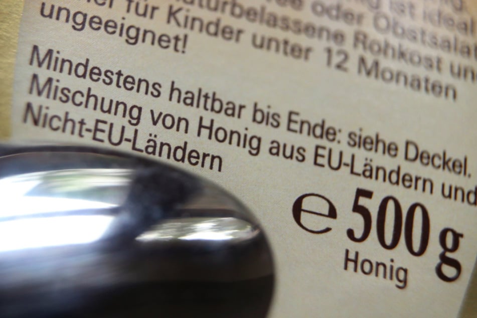Auf der Rückseite eines Honigglases steht "Mischung von Honig aus EU-Ländern und Nicht-EU-Ländern" zu lesen.